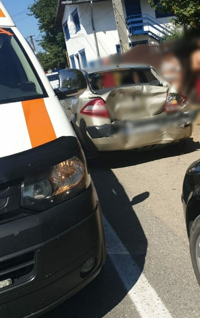 DOUĂ FEMEI AU FOST RĂNITE, ÎN URMĂ CU PUȚIN TIMP, PE DRUMUL DIN LOCALITATEA RĂZVAD, DUPĂ CE MAȘINA IN CARE SE AFLAU A FOST IZBITĂ DE UN TIR