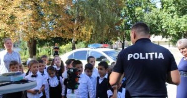 POLIȚIȘTII DIN DÂMBOVIȚA, ALĂTURI DE ELEVI, LA ÎNCEPUTUL NOULUI AN ȘCOLAR