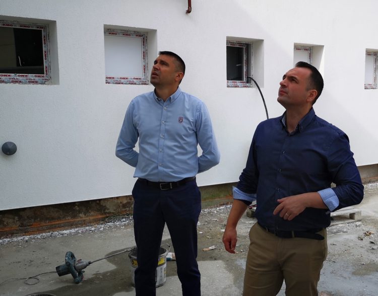 LUCRĂRILE LA DOUĂ DINTRE INVESTIȚIILE ADMINISTRAȚIEI PUBLICE LOCALE TÂRGOVIȘTENE AU INTRAT ÎN LINIE DREAPTA