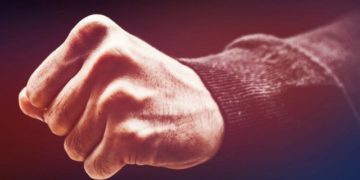 BĂRBAT AGRESAT FIZIC, ÎN INCINTA ȘCOLII GIMNAZIALE DIN BĂDULEȘTI