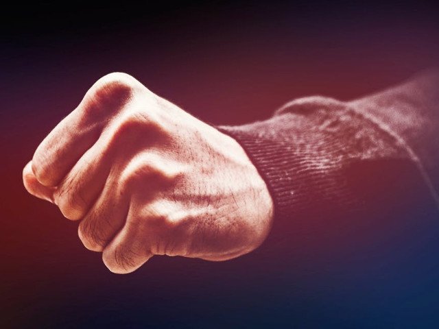 BĂRBAT AGRESAT FIZIC, ÎN INCINTA ȘCOLII GIMNAZIALE DIN BĂDULEȘTI
