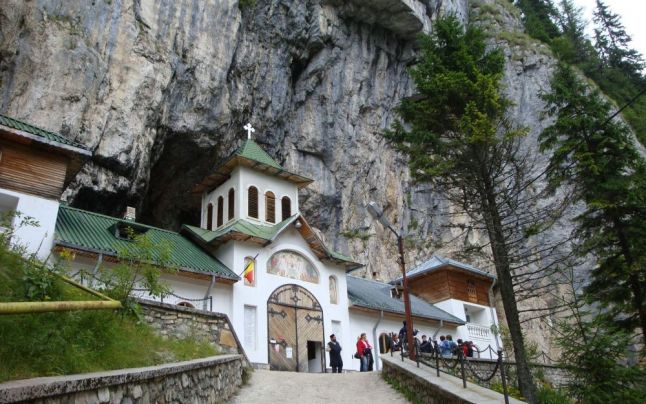 COMPLEXUL NAȚIONAL MUZEAL ”CURTEA DOMNEASCĂ” TÂRGOVIȘTE ANUNȚĂ TRECEREA LA PROGRAMUL DE IARNĂ PENTRU OBIECTIVUL TURISTIC ”PEȘTERA IALOMIȚEI”