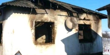 UN INDIVID ȘI-A INCENDIAT CASA ȘI MAȘINA ÎN FAȚA COPIILOR ȘI SOȚIEI