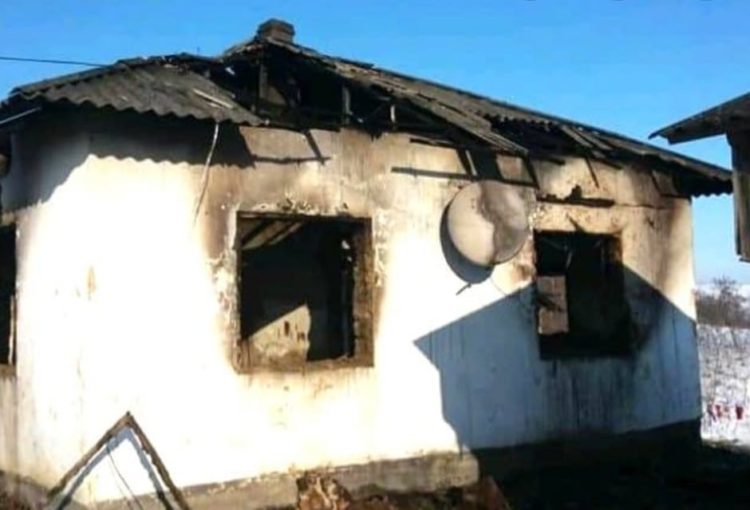 UN INDIVID ȘI-A INCENDIAT CASA ȘI MAȘINA ÎN FAȚA COPIILOR ȘI SOȚIEI