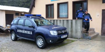 VIDEO:TURIST ACCIDENTAT ÎN MASIVUL MONTAN BUCEGI, TRANSPORTAT CU TARGA 5 KM DE JANDARMII MONTANI ȘI SALVAMONTISTI