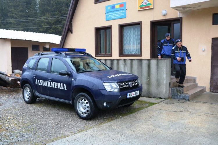 VIDEO:TURIST ACCIDENTAT ÎN MASIVUL MONTAN BUCEGI, TRANSPORTAT CU TARGA 5 KM DE JANDARMII MONTANI ȘI SALVAMONTISTI