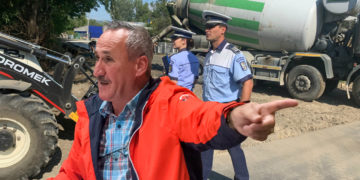 ”CIULAMA” PRIMARUL COMUNEI VULCANA PANDELE PRINS CU MÂNA ÎN ”BORCANUL CU MIERE” … A SE CITI CU ”MÂNA ÎN BETON”