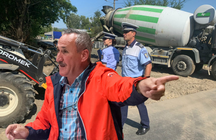 ”CIULAMA” PRIMARUL COMUNEI VULCANA PANDELE PRINS CU MÂNA ÎN ”BORCANUL CU MIERE” … A SE CITI CU ”MÂNA ÎN BETON”