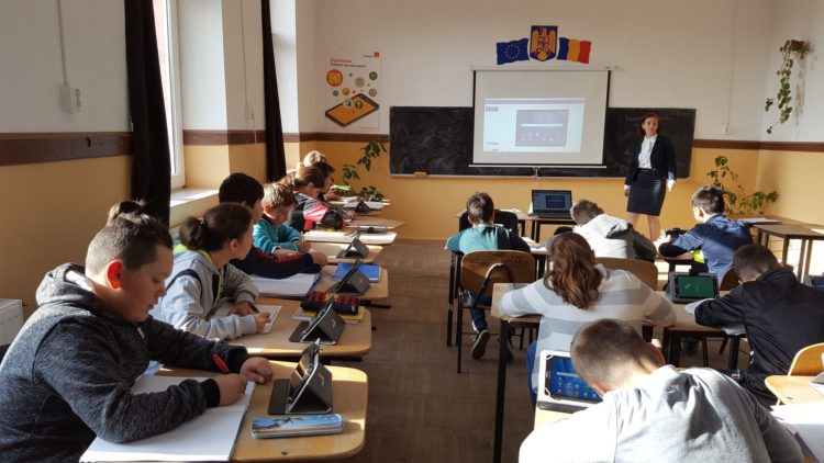 ȘCOLILE GIMNAZALE CORBII MARI ȘI DRAGOMIREȘTI, CONTINUĂ PROGRAMUL DIGITALIADA ȘI DESFĂȘOARĂ ANUL ȘCOLAR ÎN LABORATOARE ECHIPATE CU TABLETE