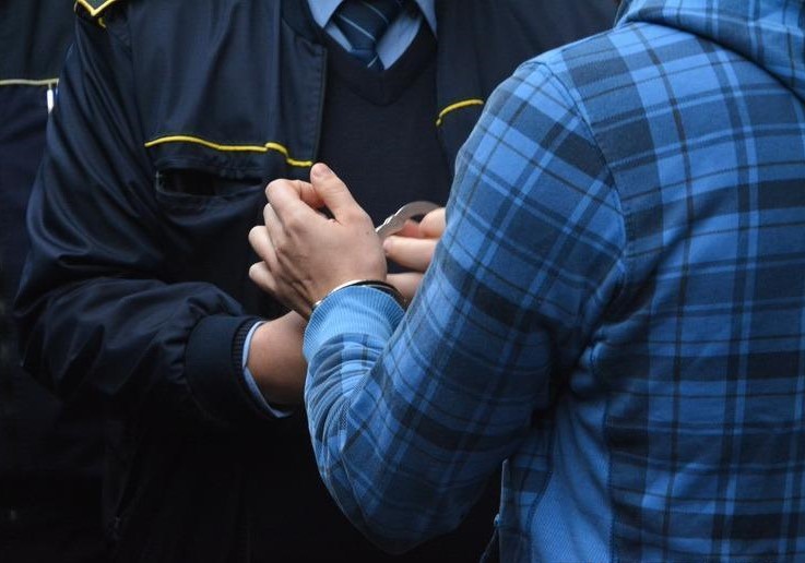 UN TÂNĂR DE NUMAI 18 ANI A INTRAT PE MÂINILE POLIȚIȘTILOR