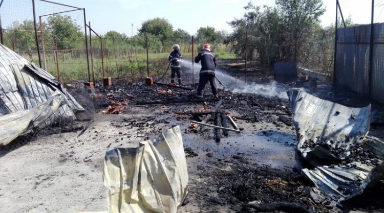UN INCENDIU A IZBUCNIT ÎN ACEASTĂ DUPĂ AMIAZĂ LA O ANEXĂ GOSPODĂREASCĂ DIN LOCALITATEA GHIRDOVENI