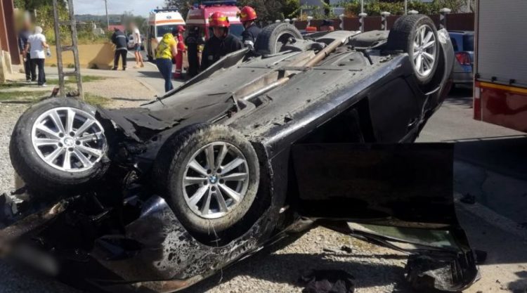 ACCIDENT LA MORENI! UN AUTOTURISM A IEȘIT ÎN AFARA PĂRȚII CAROSABILE ȘI S-A RĂSTURNAT