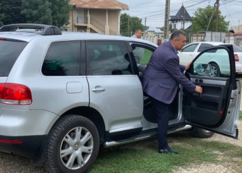 SECURISTULUI CARE CONDUCE (VREMELNIC) C.J. DÂMBOVIȚA NU-I MAI PRIEȘTE ÎN DUSTER! ACUM UMBLĂ CU UN TUAREG DE 80.000 DE EURO PLĂTIT DIN BANI PUBLICI