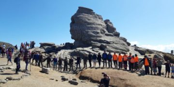 LANȚ UMAN PE PLATOUL BUCEGI ÎN APĂRAREA SFINXULUI, ÎN CADRUL UNEI ACȚIUNI INTITULATĂ „APEL PENTRU RESPECTAREA NATURII ȘI VALORILOR NATURALE”