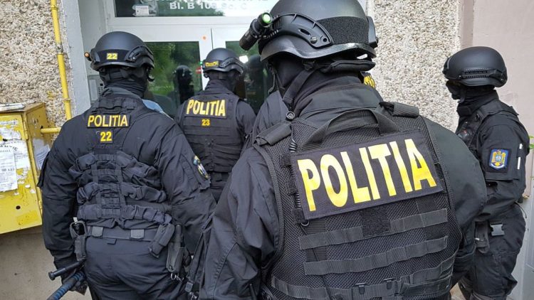 POLIȚIȘTII DIN DÂMBOVIȚA AU FĂCUT OPT PERCHEZIȚII, IERI, ÎN LOCALITĂȚILE TÂRGOVIȘTE ȘI ȘOTÂNGA, LA PERSOANE SUSPECTATE DE TÂLHĂRIE CALIFICATĂ ȘI DEȚINERE DE DROGURI