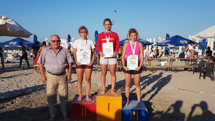REZULTATE EXCELENTE PENTRU SPORTIVELE CLUBURILOR DAMBOVIȚENE LA EDIȚIA DIN ACEST AN A CAMPIONATULUI NAȚIONAL DE LUPTE PE PLAJĂ PENTRU JUNIORI ȘI SENIORI, GĂZDUITE PE PLAJA DIN MAMAIA