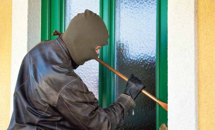 POLIȚIȘTII DIN MORENI AU DESCINS LA DOMICILIILE A DOUĂ PERSOANE BĂNUITE DE FURT CALIFICAT