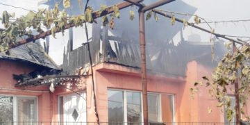 TREI CASE AU FOST DISTRUSE DE UN INCENDIU VIOLENT, LA VALEA LUNGĂ