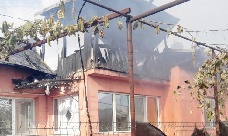TREI CASE AU FOST DISTRUSE DE UN INCENDIU VIOLENT, LA VALEA LUNGĂ