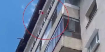 FEMEIA CARE A TERORIZAT LOCATARII DE PE CALEA BUCUREȘTI ANI DE ZILE, NU SE OPREȘTE NICI ACUM DIN ANORMALUL OBICEI DE A ARUNCA CU DIVERSE OBIECTE PE GEAM, PUNÂND ÎN PERICOL VIAȚA LOCATARILOR ȘI A TRECĂTORILOR