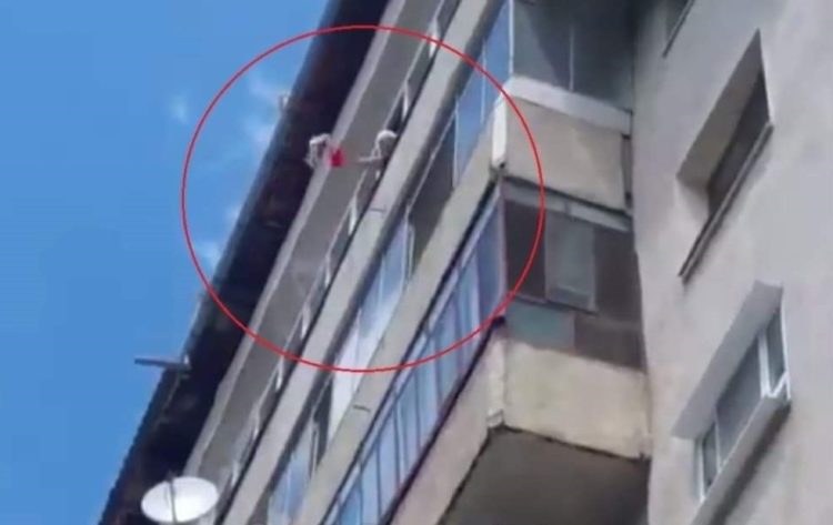 FEMEIA CARE A TERORIZAT LOCATARII DE PE CALEA BUCUREȘTI ANI DE ZILE, NU SE OPREȘTE NICI ACUM DIN ANORMALUL OBICEI DE A ARUNCA CU DIVERSE OBIECTE PE GEAM, PUNÂND ÎN PERICOL VIAȚA LOCATARILOR ȘI A TRECĂTORILOR