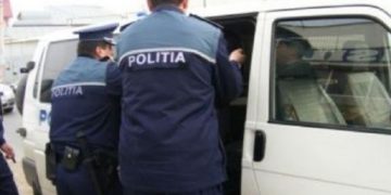 BĂRBATUL DIN POIANA CARE ȘI-A INCENDIAT LOCUINȚA ȘI MAȘINA, IAR APOI A FUGIT DE ACASĂ, A FOST REȚINUT DE POLIȚIȘTI