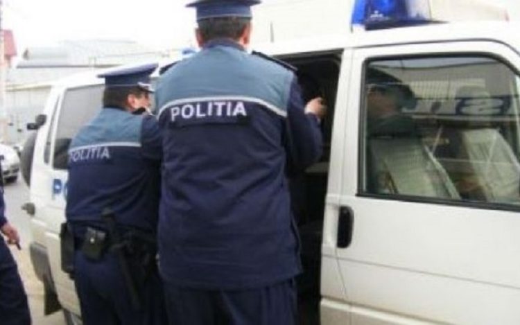 BĂRBATUL DIN POIANA CARE ȘI-A INCENDIAT LOCUINȚA ȘI MAȘINA, IAR APOI A FUGIT DE ACASĂ, A FOST REȚINUT DE POLIȚIȘTI
