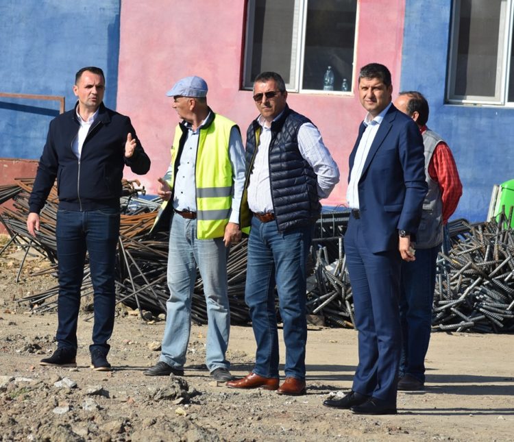 CONTINUĂ INVESTIȚIILE ÎN BAZA MATERIALĂ DESTINATĂ PRACTICĂRII SPORTULUI, LUCRÂNDU-SE CONCOMITENT LA 2 PROIECTE DEOSEBIT DE IMPORTANTE PENTRU FOTBALUL TÂRGOVIȘTEAN