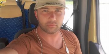 TERIFIANT! ȘOFERUL DE PE MICROBUZUL ȘCOLAR A ADEMENIT O ELEVĂ DE 14 ANI – VIRGINĂ FIIND – ȘI A ÎNTREȚINUT RELAȚII SEXUALE CU EA! S-A ÎNTÂMPLAT LA PUCIOASA!