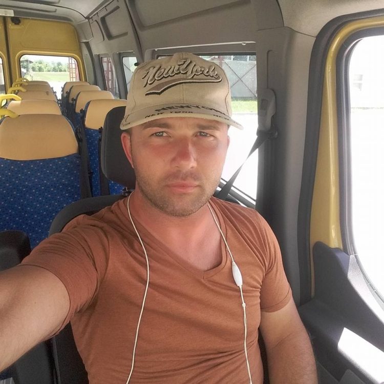 TERIFIANT! ȘOFERUL DE PE MICROBUZUL ȘCOLAR A ADEMENIT O ELEVĂ DE 14 ANI – VIRGINĂ FIIND – ȘI A ÎNTREȚINUT RELAȚII SEXUALE CU EA! S-A ÎNTÂMPLAT LA PUCIOASA!