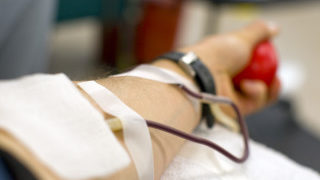 SPECIALIȘTII CENTRULUI DE TRANSFUZIE SANGUINĂ DÂMBOVIȚA AU IEȘIT ÎN TEREN ȘI DESFĂȘOARĂ ÎN ACEASTĂ PERIOADĂ O COLECTĂ IMPORTANTĂ DE SÂNGE, ÎN MAI MULTE ORAȘE DIN JUDEȚ!