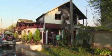 FOCUL A SEMĂNAT PAGUBĂ ÎN DÂMBOVIȚA! O CASĂ ȘI UN BAR AU FOST DISTRUSE DE FLĂCĂRI