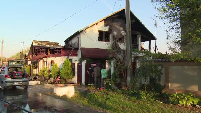 FOCUL A SEMĂNAT PAGUBĂ ÎN DÂMBOVIȚA! O CASĂ ȘI UN BAR AU FOST DISTRUSE DE FLĂCĂRI