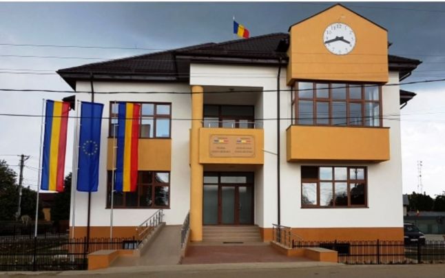 CONDUCEREA PRIMĂRIEI BREZOAELE A CERUT SPECIALISTULUI IT SĂ BLOCHEZE ACCESUL ANGAJAȚILOR, DE PE CALCULATOARELE DE LA SERVICIU, LA REȚELELE DE SOCIALIZARE. MĂSURA A FOST LUATĂ ÎN URMĂ CU PATRU ANI, IAR DE ATUNCI SE PARE CĂ RANDAMENTUL SALARATILOR ESTE MAI MARE