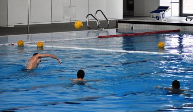 ECHIPA NAȚIONALĂ DE POLO A ROMÂNIEI SE PREGĂTEȘTE ZILELE ACESTEA LA COMPLEXUL TURISTIC DE NATAȚIE DIN TÂRGOVIȘTE