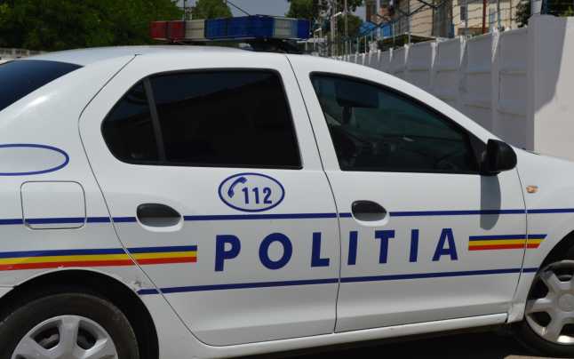 IERI, 8 OCTOMBRIE, POLIȚIȘTII DÂMBOVIȚENI AU INTERVENIT LA 30 DE EVENIMENTE, MAJORITATEA SESIZATE PRIN 112.DE ASEMENEA, AU APLICAT 335 DE SANCȚIUNI CONTRAVENȚIONALE, AU CONSTATAT 27 DE INFRACȚIUNI, IAR PENTRU NEREGULILE DESCOPERITE ÎN TRAFIC AU REȚINUT 14 PERMISE DE CONDUCERE ȘI AU RETRAS UN CERTIFICAT DE ÎNMATRICULARE