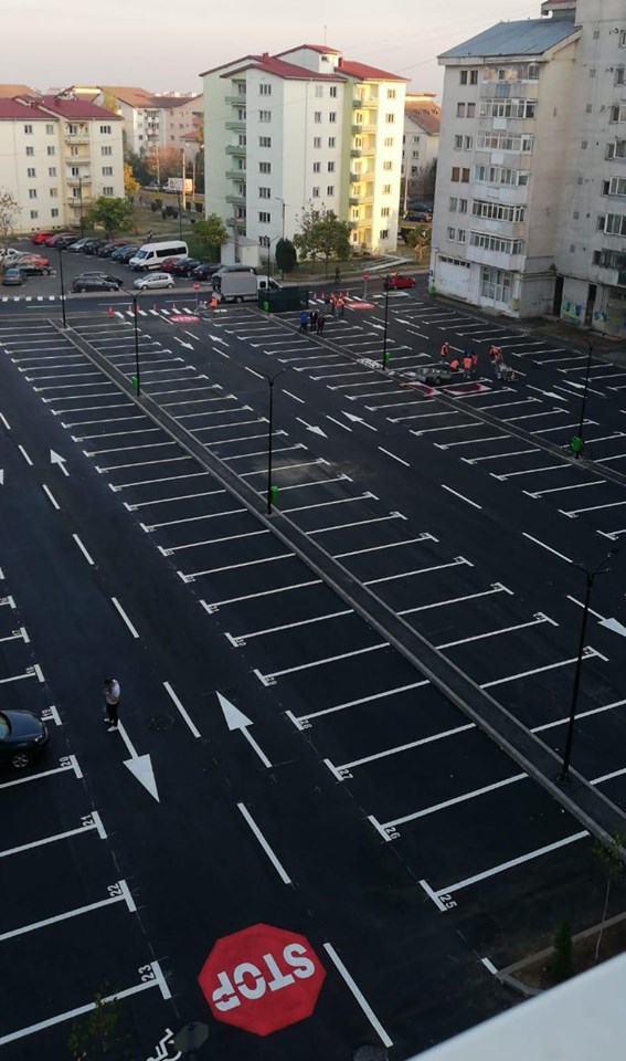 ADMINISTRAȚIA MUNICIPIULUI TÂRGOVIȘTE A REUȘIT SĂ DEA ÎN FOLOSINȚĂ, ÎN ACESTE ZILE, UNA DINTRE CELE MAI MARI PARCĂRI DE CARTIER. INVESTIȚIA A FOST REALIZATĂ ÎN MICRO 3