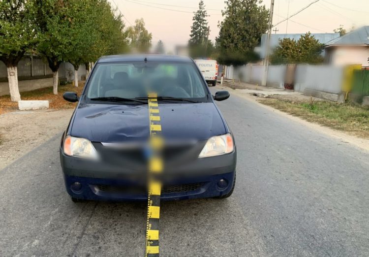 O FEMEIE DIN BUCȘANI A FOST GRAV ACCIDENTATĂ DE UN AUTOTURISM, DUPĂ CE AR FI TRAVERSAT STRADA PRINTR-O ZONĂ NEPERMISĂ