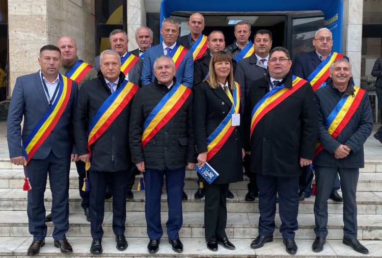 16 DIN CEI 17 PRIMARI PNL DIN DAMBOVITA L-AU INTAMPINAT ASTAZI – LA TARGOVISTE – PE PRESEDINTELE JOHANNIS (GALERIE FOTO) – VEZI CINE A FOST SI CINE A LIPSIT