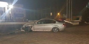 PE BULEVARDUL UNIRII DIN TÂRGOVIȘTE, UN AUTOTURISM A SCĂPAT DE SUB CONTROL ȘI A AJUNS PE TREPTELE INTRĂRII ÎN SALA SPORTURILOR