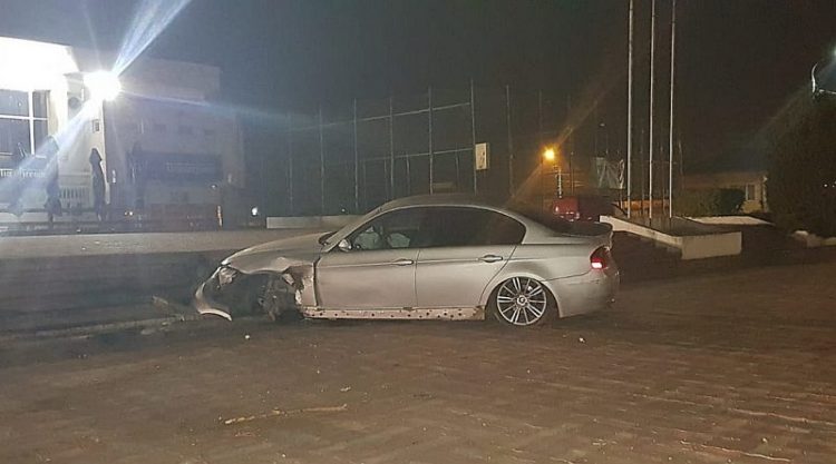 PE BULEVARDUL UNIRII DIN TÂRGOVIȘTE, UN AUTOTURISM A SCĂPAT DE SUB CONTROL ȘI A AJUNS PE TREPTELE INTRĂRII ÎN SALA SPORTURILOR