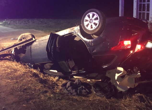 UN BĂRBAT DE 29 DE ANI ȘI-A PIERDUT VIAȚA, IAR ALȚI TREI SUNT ÎN STARE GRAVĂ LA SPITAL, DUPĂ CE MAȘINA ÎN CARE SE AFLAU A IZBIT UN CAL LĂSAT LIBER