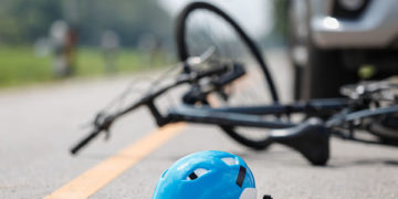 UN BICICLIST A FOST ACROȘAT ȘI ACCIDENTAT UȘOR DE UN AUTOTURISM