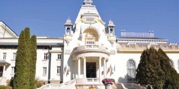 Două cazinouri istorice din România, unul în paragină, celălalt înfloritor