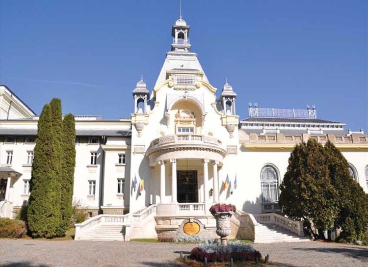 Două cazinouri istorice din România, unul în paragină, celălalt înfloritor