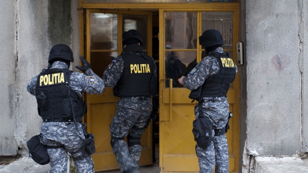 PERCHEZIȚII ÎN ȘAPTE JUDEȚE – CREDITE BANCARE OBȚINUTE CU ACTE FALSE