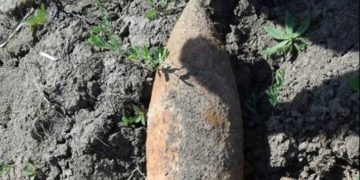UN BĂRBAT DE 65 DE ANI, DIN LOCALITATEA CORNEȘTI, A ALERTAT AUTORITĂȚILE DUPĂ CE A DESCOPERIT UN PROIECTIL NEEXPLODAT ÎN TIMP CE EFECTUA LUCRĂRI ÎN GOSPODĂRIE