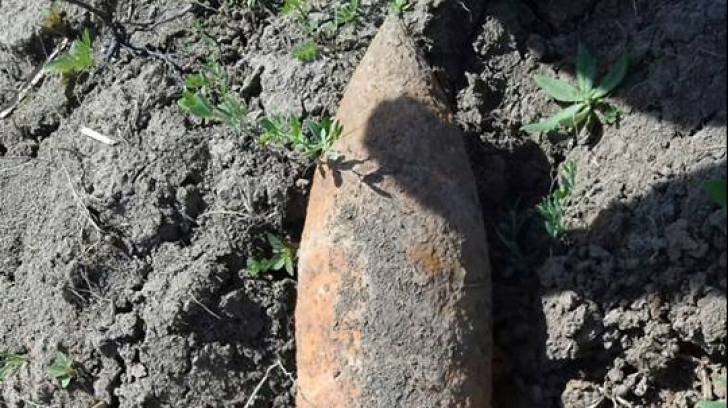 UN BĂRBAT DE 65 DE ANI, DIN LOCALITATEA CORNEȘTI, A ALERTAT AUTORITĂȚILE DUPĂ CE A DESCOPERIT UN PROIECTIL NEEXPLODAT ÎN TIMP CE EFECTUA LUCRĂRI ÎN GOSPODĂRIE