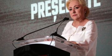 Aseară a învins democrația. Viorica Dăncilă a stat 3 ore în fața presei, Iohannis a luat pauză după 45 de minute de discuții cu oamenii de casă