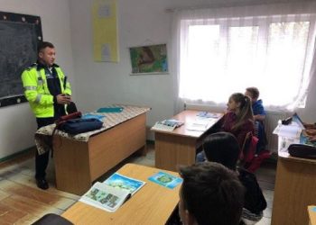 PREȘCOLARII ȘI ELEVII DIN JUDEȚ AU FOST SFĂTUIȚI DE POLIȚIȘTII DE LA RUTIERĂ SĂ CIRCULE CU ATENȚIE, SĂ RESPECTE REGULILE DE CIRCULAȚIE ȘI SĂ NU TRAVERSEZE STRADA FĂRĂ SĂ SE ASIGURE!